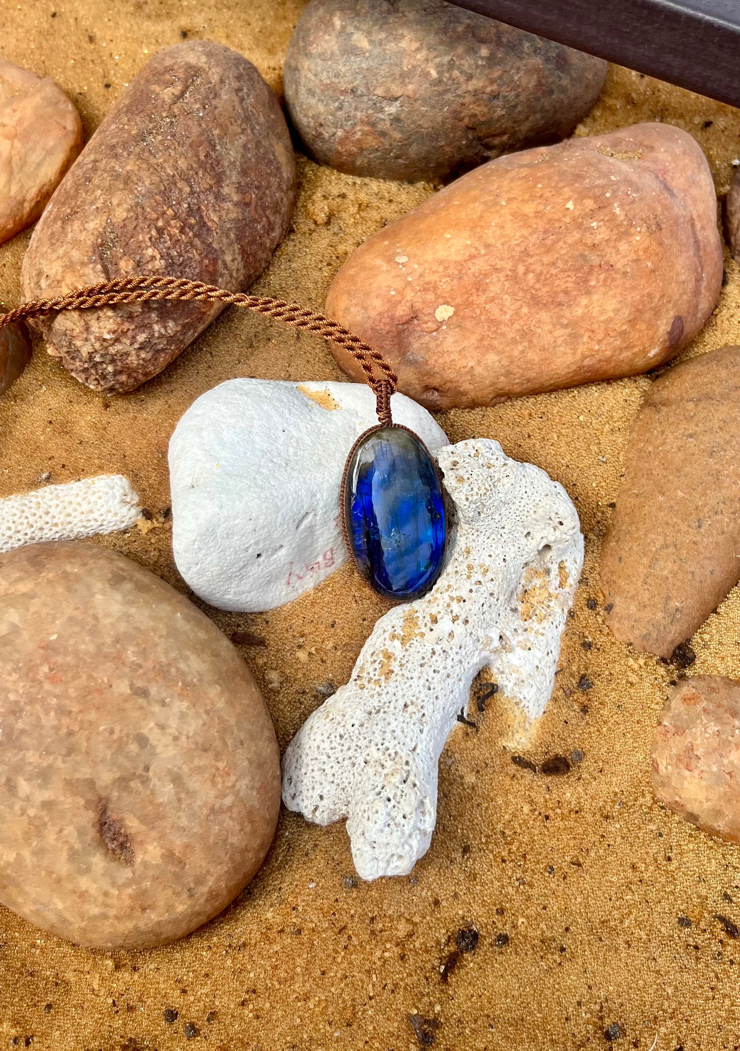 Labradorite peacock green/blue Pendant - With adjustable macrame cord