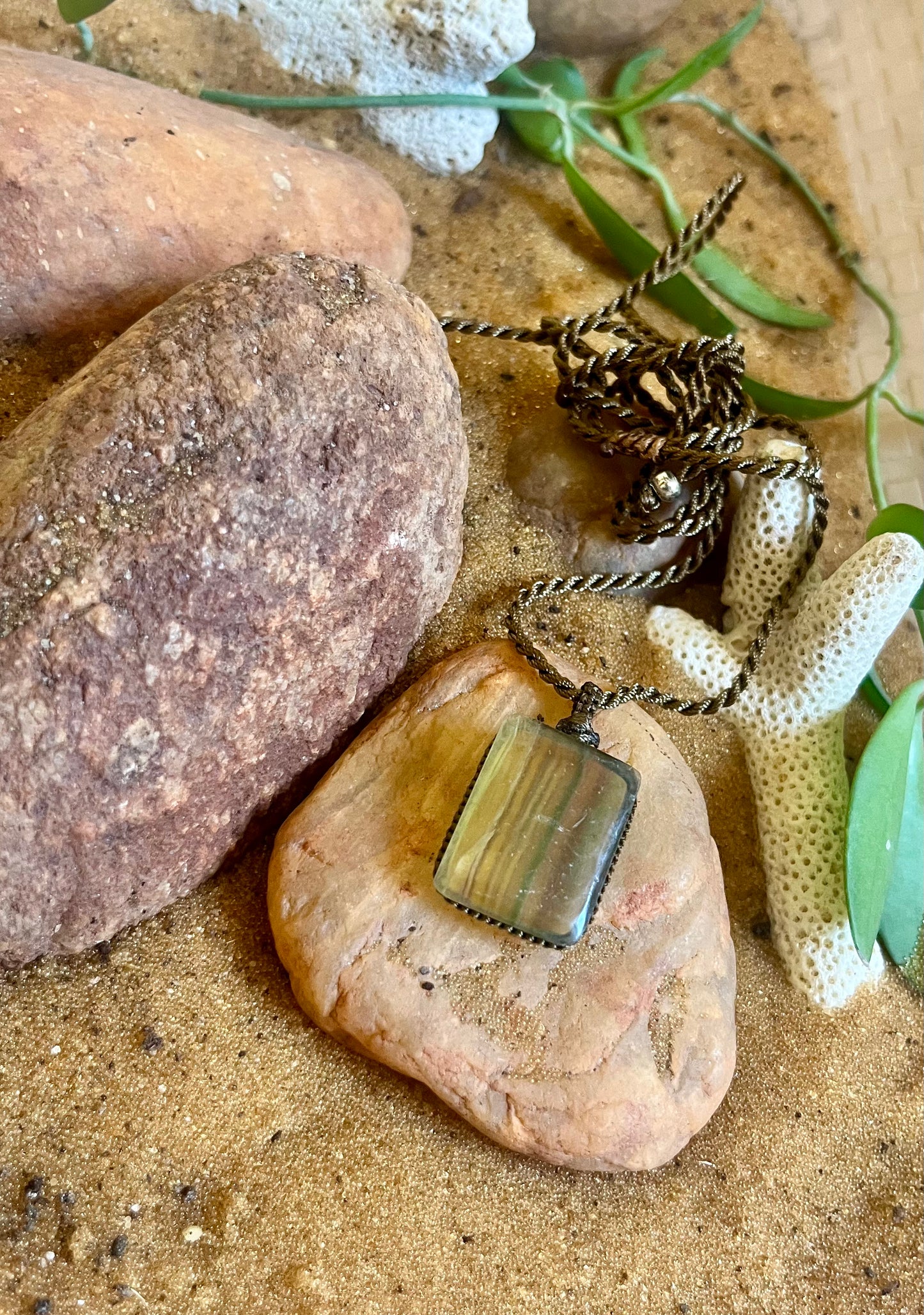 Florite shades of rainbow pendant - With adjustable macrame cord
